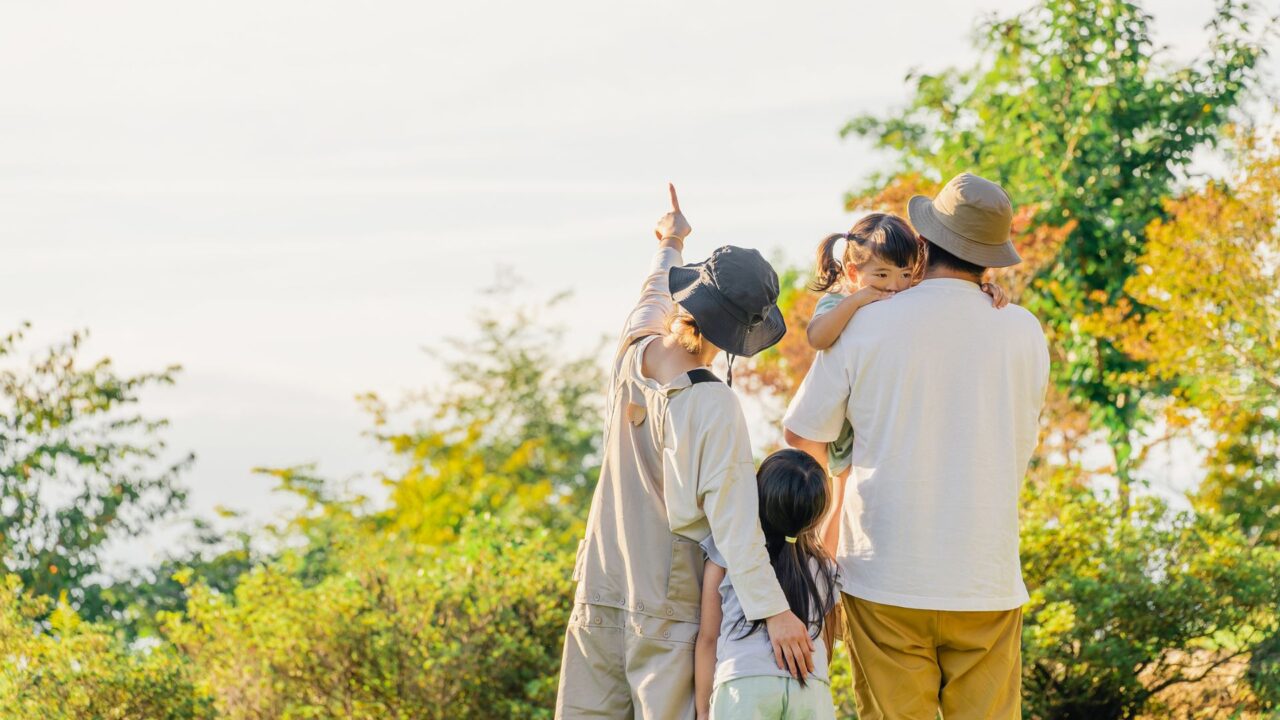 親子の山登りの写真